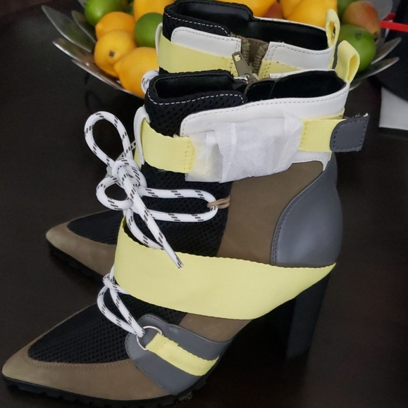 🆕️ Steve Madden Mesh Illusion Booties - Picture 3 of 3
